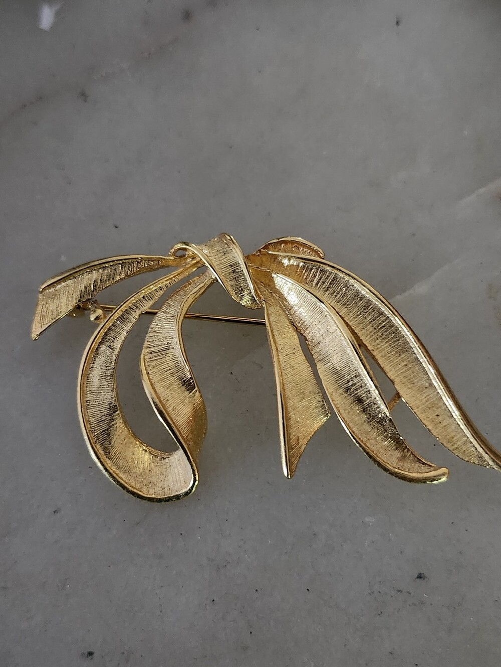 Elegant Vintage Gold Tone Leaf Ribbon Brooch